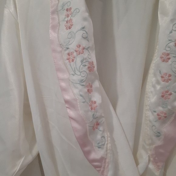 Vintage/Retro Satin Bathrobe With Floral Accent - Picture 2 of 9